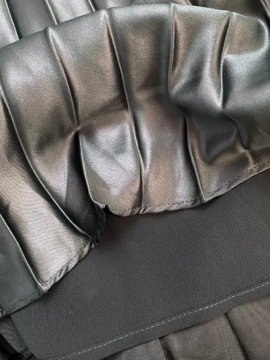 1.STATE Satin Pleated Accordion Midi Skirt in Green Size 6 - Picture 8 of 8